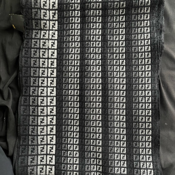 Fendi pattern scarff - Picture 5 of 5
